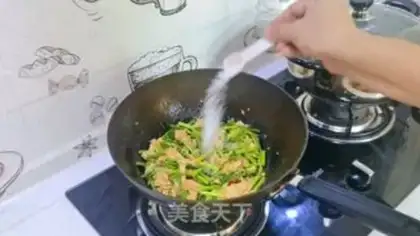 Make Garlic fried eggs step 8