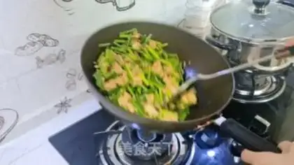 Make Garlic fried eggs step 9