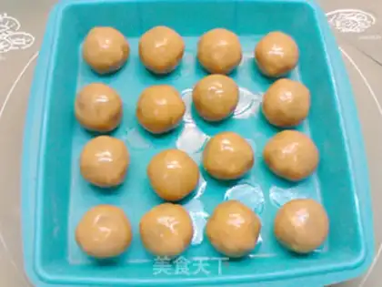 Make Blueberry meat mooncake step 12