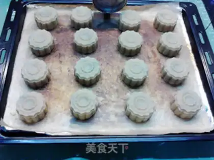 Make Blueberry meat mooncake step 16