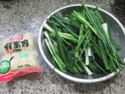 Make The onion roasts the chicken step 0