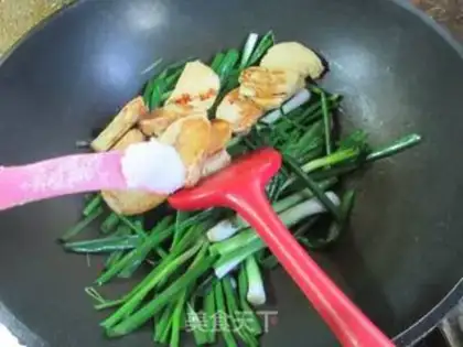 Make The onion roasts the chicken step 5