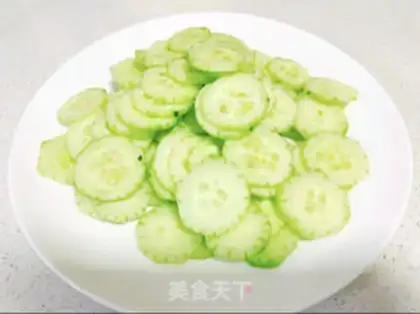 Make cucumber fried eggs step 1