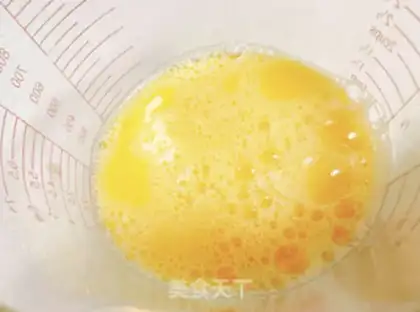 Make cucumber fried eggs step 2