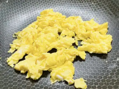 Make cucumber fried eggs step 3