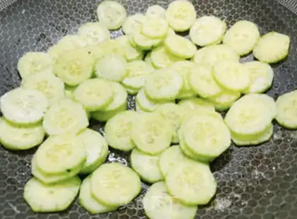 Make cucumber fried eggs step 4