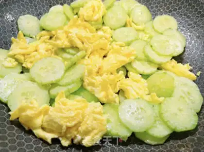 Make cucumber fried eggs step 5
