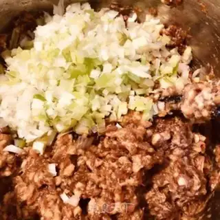 Make Celery pork dumplings step 5