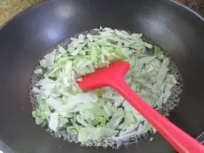 Make Shrimp and cabbage eggs step 1