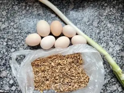 Make Egg packs of bouquets step 1