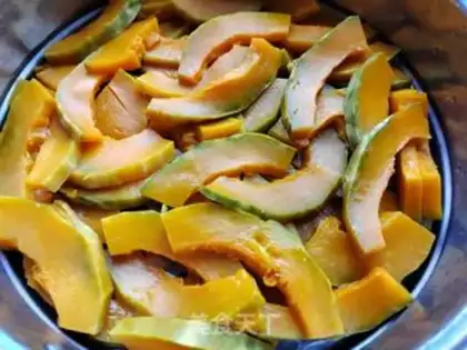 Make The red sugar pumpkin cut the buns step 1