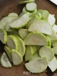 Make Meatball silk melon egg soup step 1