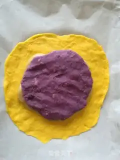 Make Gold moon cake step 10