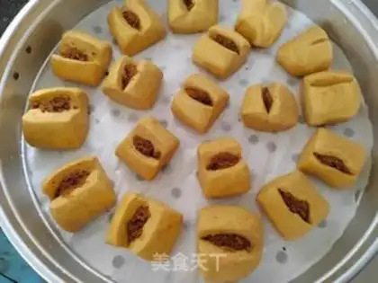 Make The red sugar pumpkin cut the buns step 8