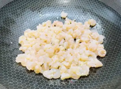 Make Eggs and shrimp step 1