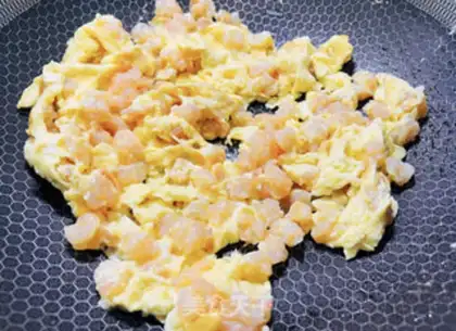 Make Eggs and shrimp step 4