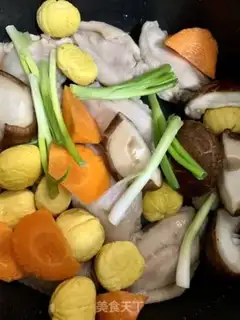 Make Chestnut mushroom chicken wings step 1