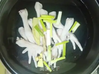 Make Thai hot chicken claws step 1