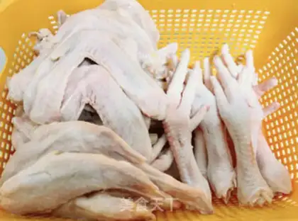 Make Pork wings and chicken claws step 0