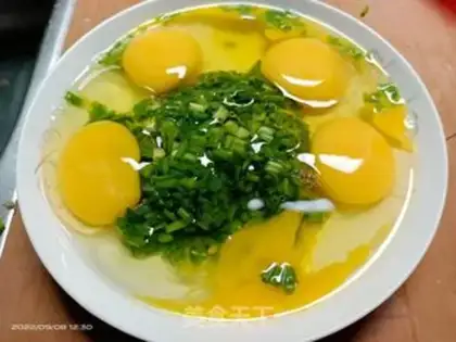 Make Onion fried eggs step 0