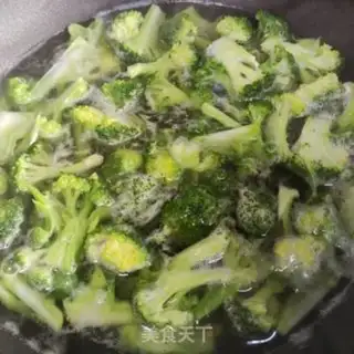Make Shrimp fried broccoli step 1