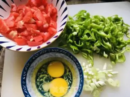 Make Spicy egg tomato noodles step 1