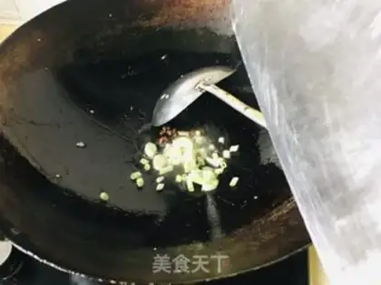 Make Spicy egg tomato noodles step 3