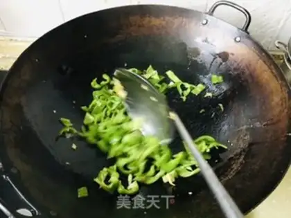 Make Spicy egg tomato noodles step 4