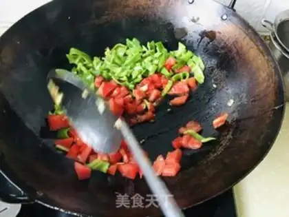 Make Spicy egg tomato noodles step 5