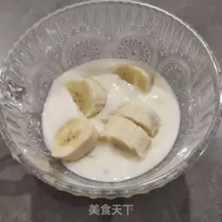 Make Banana yogurt cup step 1