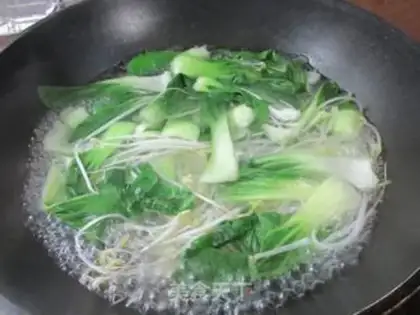Make Green bean sprouts with gravy step 4