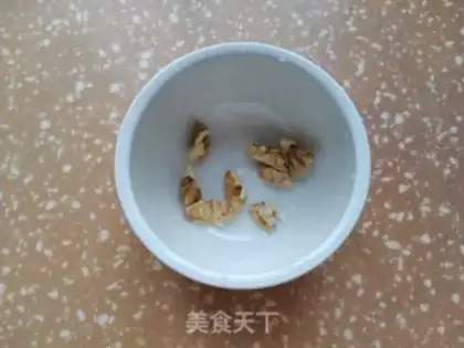 Make walnut cucumber egg step 1