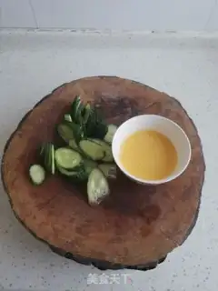Make cucumber fried eggs step 1