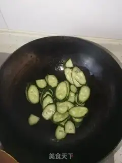 Make cucumber fried eggs step 3