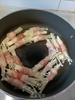 Make Golden mushroom roll step 3