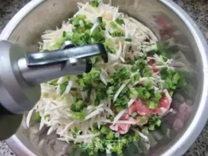 Make A fragrance with a white meat dumpling step 4