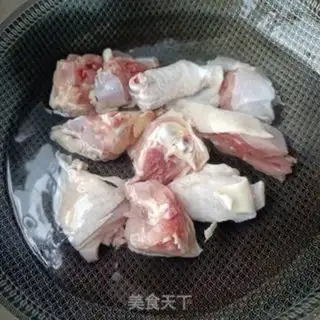 Make Crumbs on chicken legs step 1