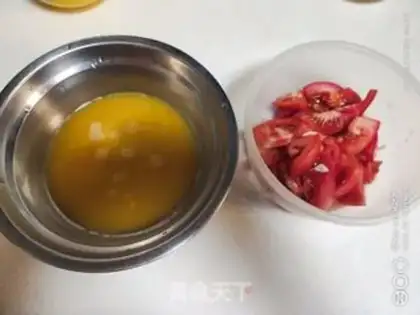 Make Tomato fried eggs step 0