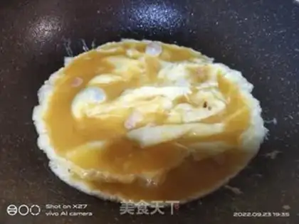Make Tomato fried eggs step 1