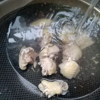 Make Crumbs on chicken legs step 6