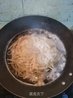 Make Crushed pepper egg noodles step 6