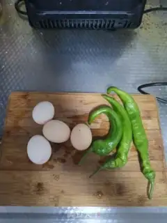 Make Chili fried eggs step 0