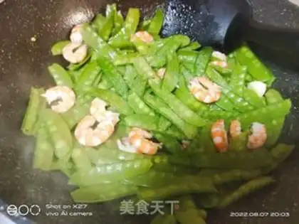 Make Shrimp fried Dutch beans step 4