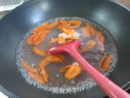 Make Scrambled carrots and silk melons step 4