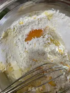 Make Onion meat pine cake step 2