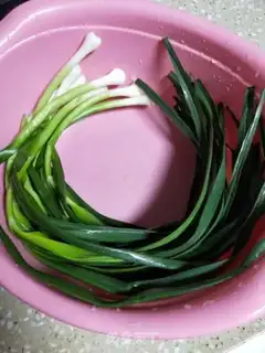 Make Five flowers with garlic step 0