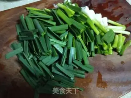 Make Five flowers with garlic step 1