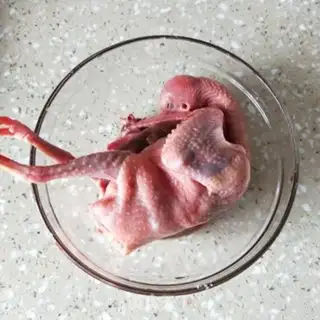 Make Red gin pigeon soup step 0
