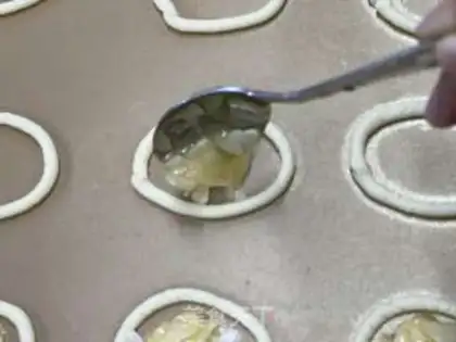 Make Roman shield cookies step 6