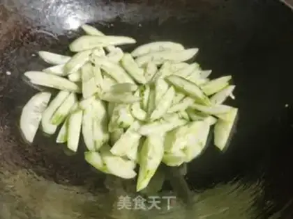 Make Potato cucumber fried eggs step 3
